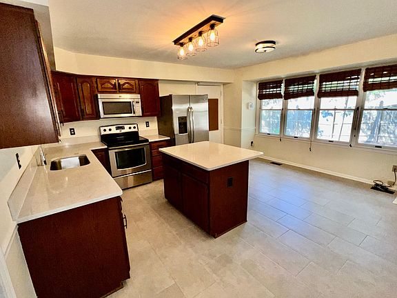 4th image of 910 Broad Oaks Dr