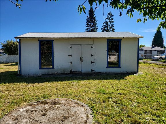 4th image of 2124 E 4th Avenue