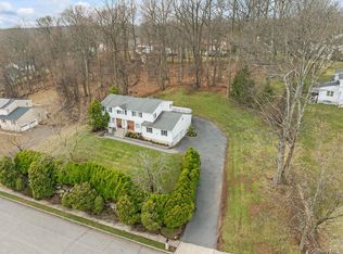 20 Algonquin Circle, Airmont, NY 10952