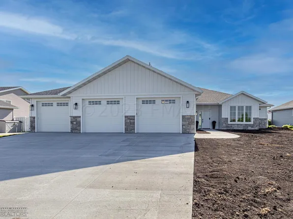 1986 Burlington Dr, West Fargo, ND 58078