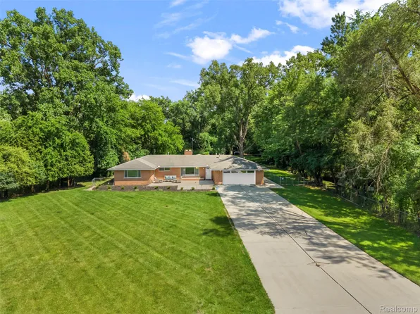 25555 Forestview Dr, Southfield, MI 48033