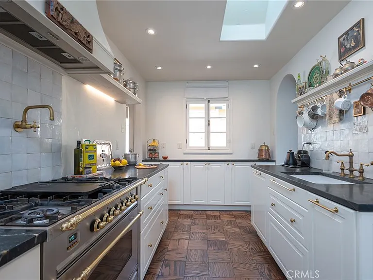 761 W 11th St — Photo 13