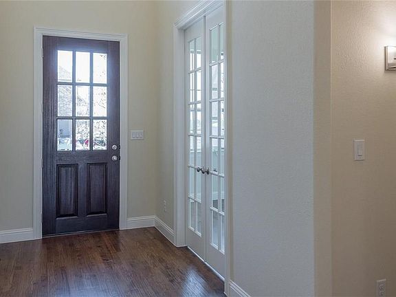 4th image of 560 Thoroughbred Ave