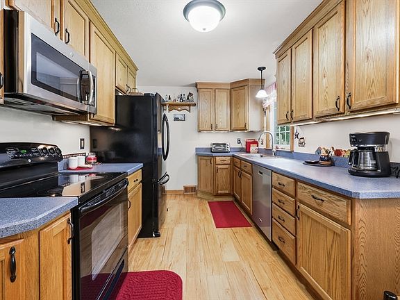 4th image of 62 Clyde Ave