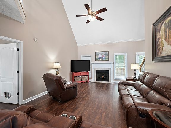 2nd image of 906 Glenraven Dr