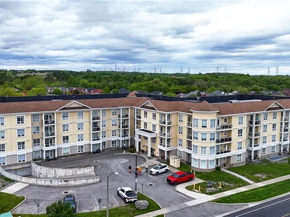 21 Brookhouse Dr #217, Clarington, ON L1B 0V4