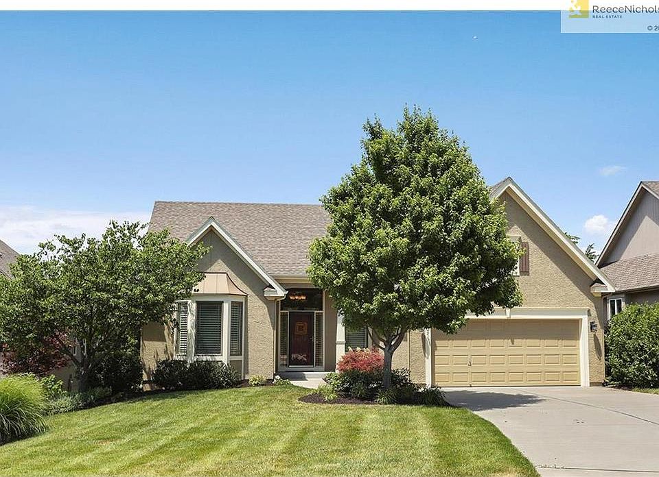 Spectacular Villa/Patio Home with private treed and fenced in yard!