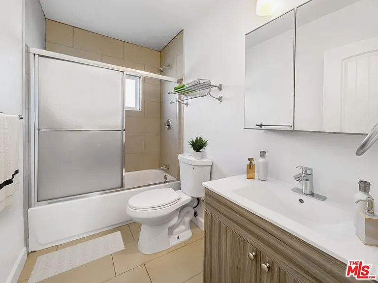 1446 S Cochran Ave #1 — Photo 2