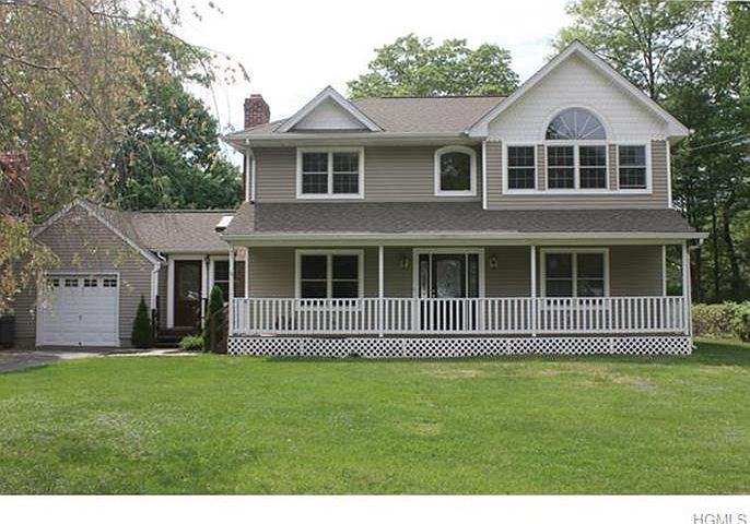 Great front porch & curb appeal