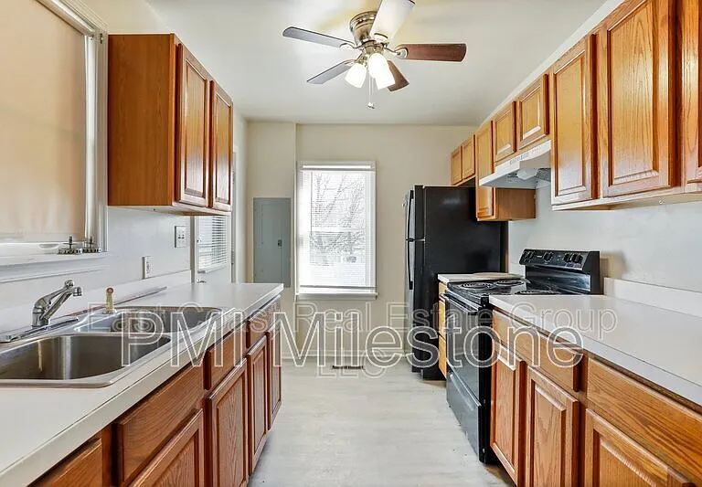 118 S Locust St — Photo 16