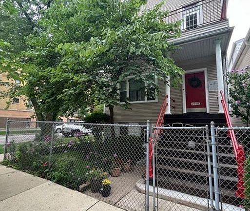 4th image of 2500 N Washtenaw Ave APT 2
