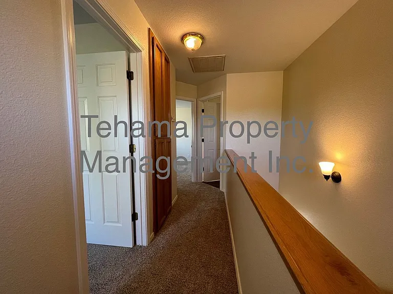 1070 Lakeside Dr — Photo 6