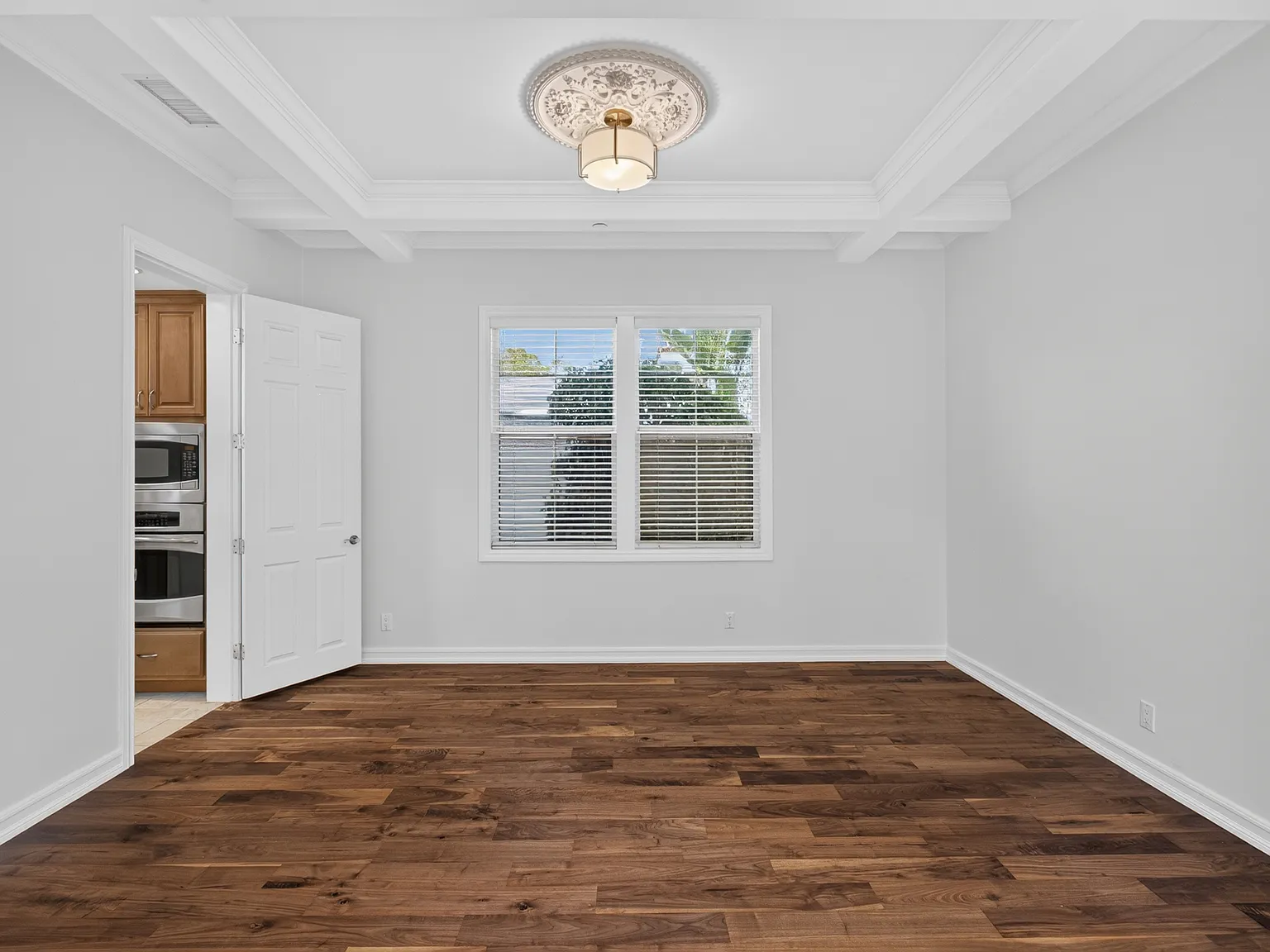 5 bed, 3700 sqft, $10,300 — Photo 4