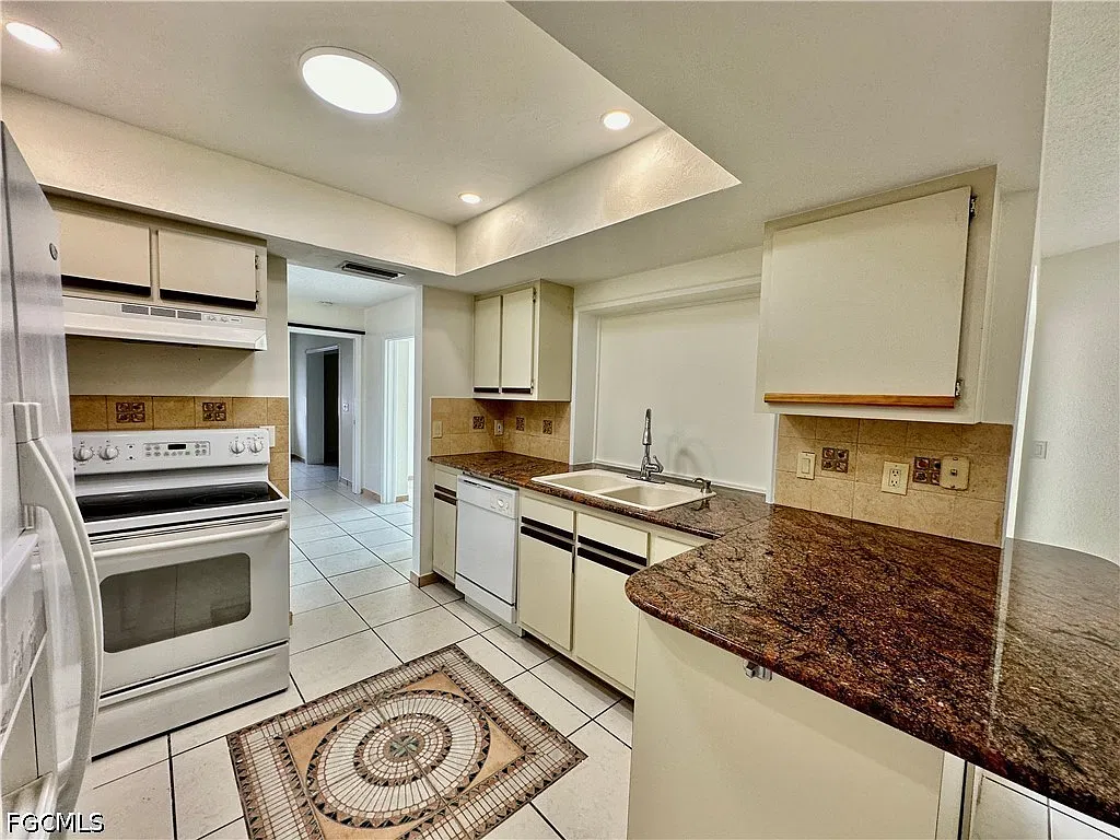 3 bed, 2.0 bath, 1839 sqft, $1,800 — Photo 4