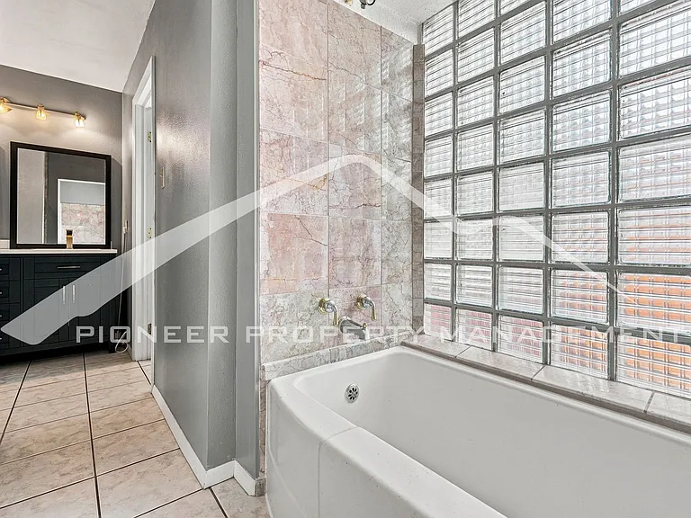 4215 W Byron Pl — Photo 15