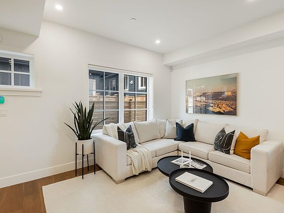 3rd image of 552 Kaslo St #1