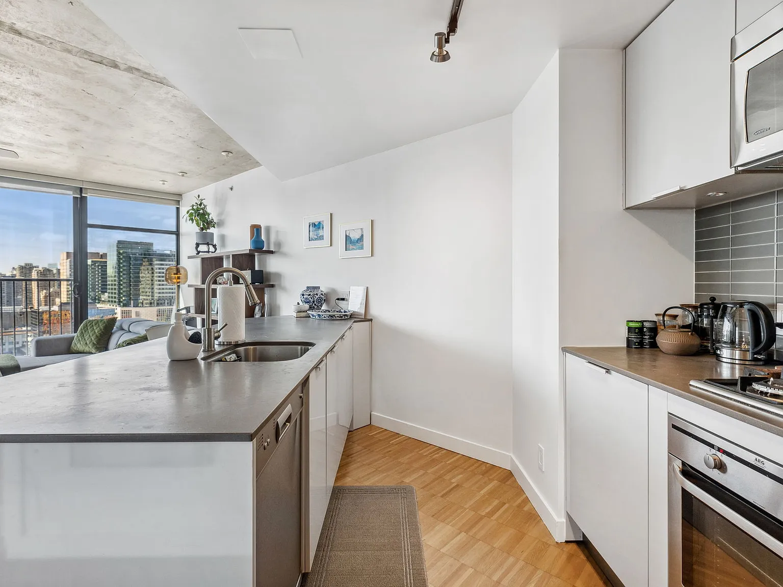 1 bed, 657 sqft, $2,950 — Photo 2