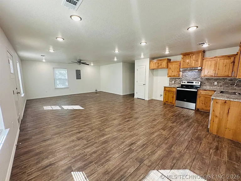 609 NE 4th Ave — Photo 4