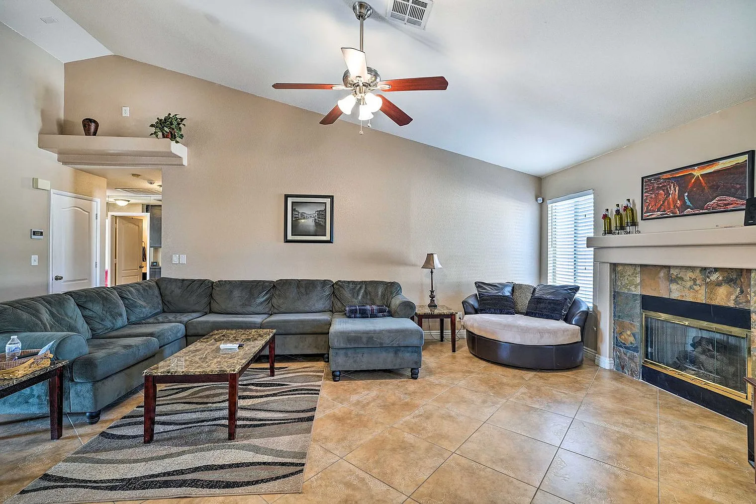 3 bed, 2.0 bath, 1862 sqft, $2,806 — Photo 2
