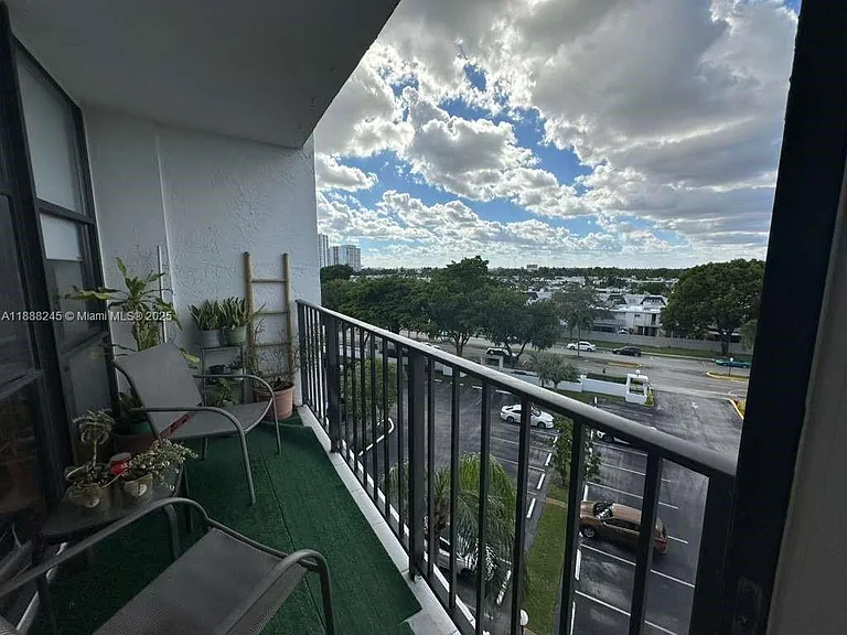 1000 Parkview Dr #627 — Photo 8