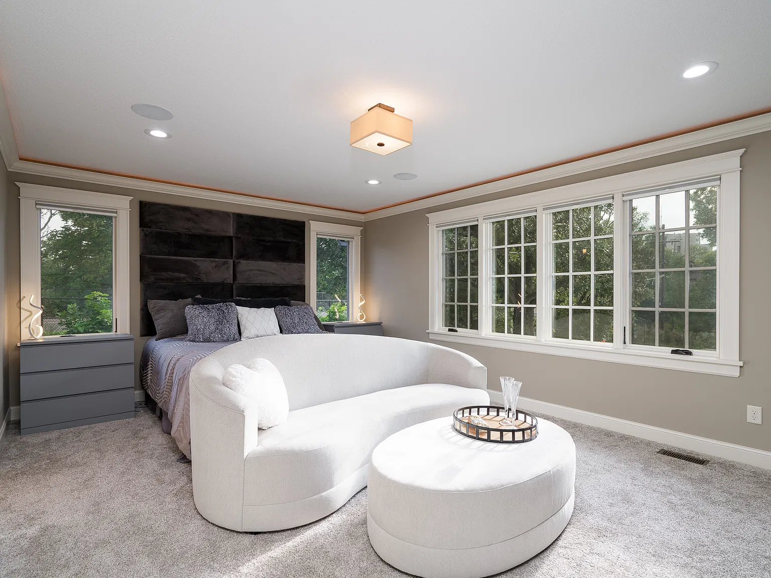 6 bed, 5.5 bath, 5000 sqft, $9,700 — Photo 3