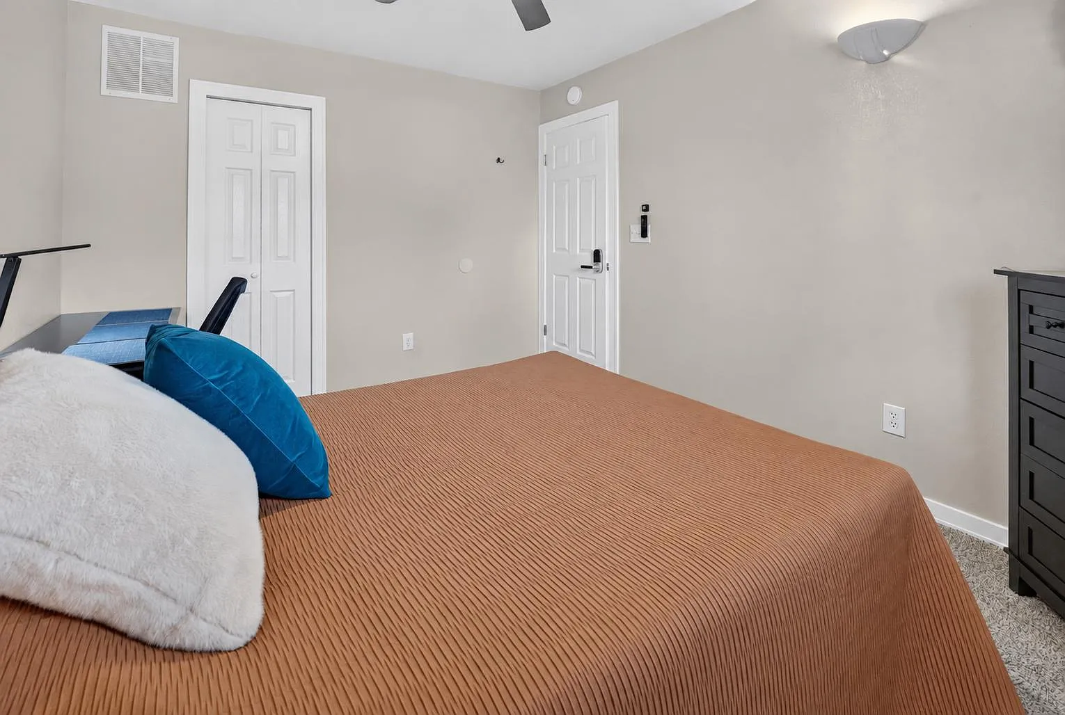4 bed, 2.0 bath, 1636 sqft, $910 — Photo 2