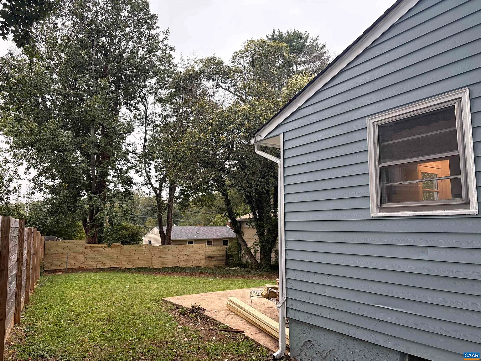 3 bed, 1.0 bath, 1050 sqft, $2,500 — Photo 2