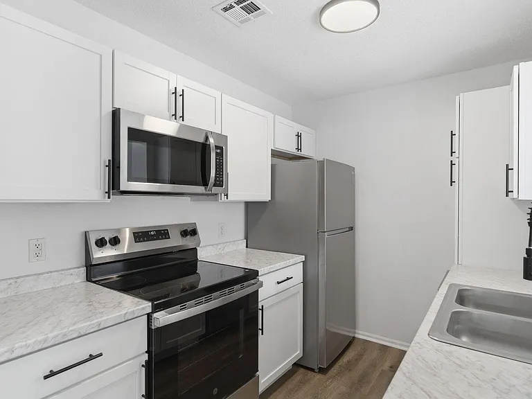 1447 E Oakwood Ln — Photo 10