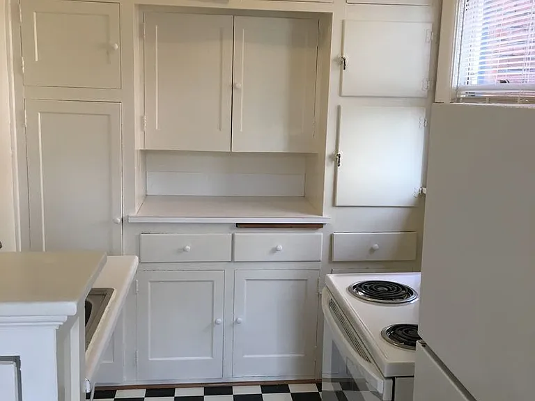 Burgess Apartments — Photo 7