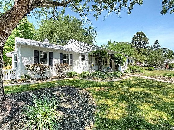 3rd image of 301 Danray Dr