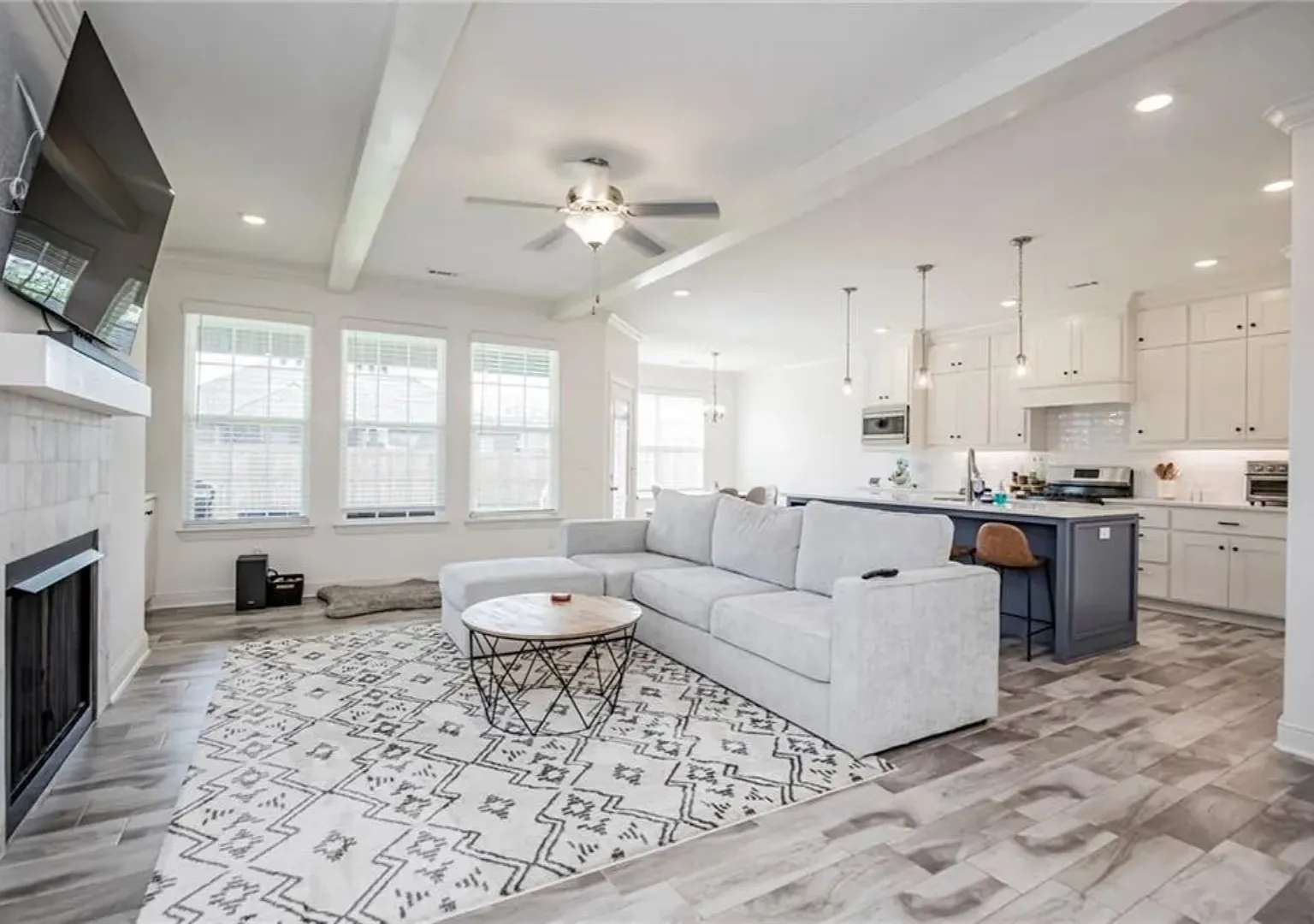 4 bed, 2.5 bath, 2230 sqft, $2,300 — Photo 3