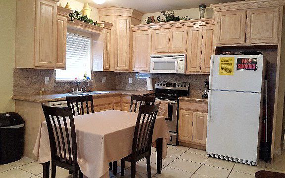 3rd image of 102 E Huisache St