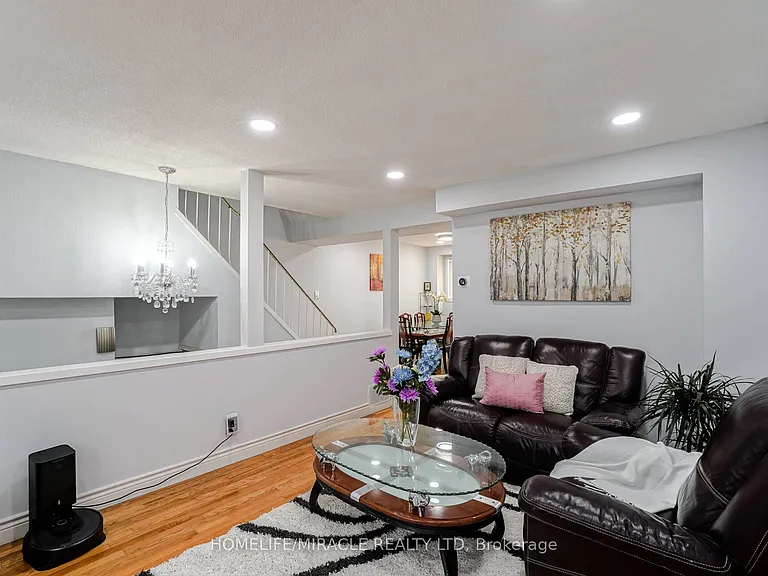 30 Hoskins Sq — Photo 3