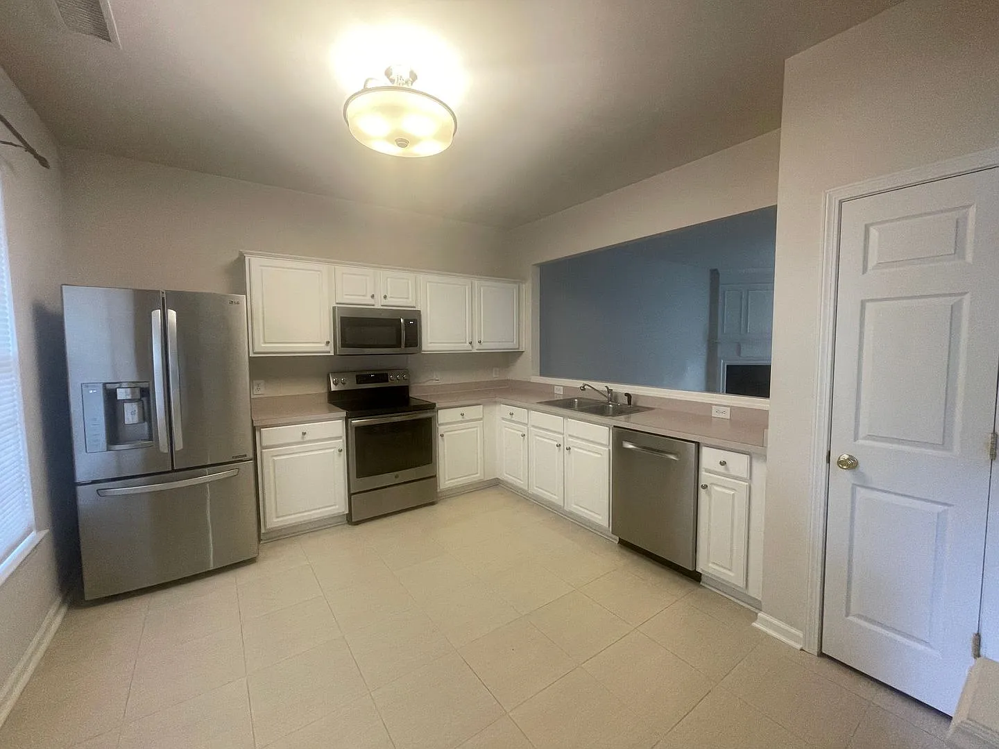 Beautiful 3-Bedroom Townhome in Beverly Crest — Photo 4