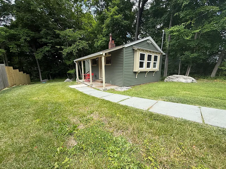 18 Lakeview Rd #B — Photo 2