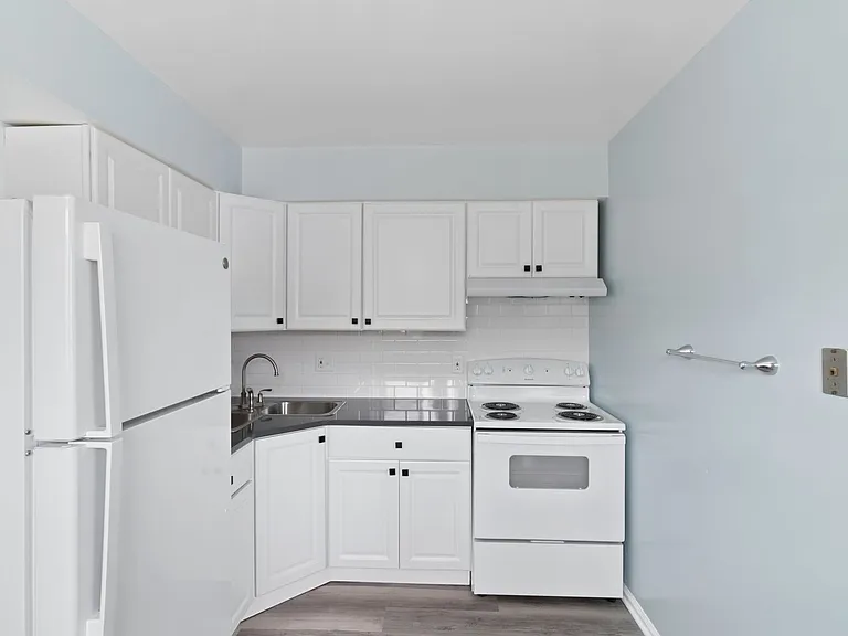4221 N Grand River Ave — Photo 1
