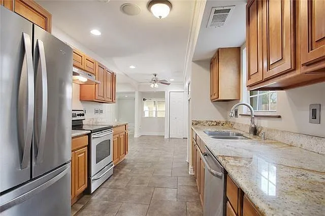 3 bed, 2.5 bath, 2800 sqft, $2,500 — Photo 2