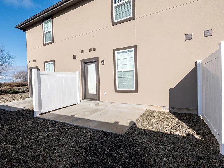 212 Stonegate Ln — Photo 3