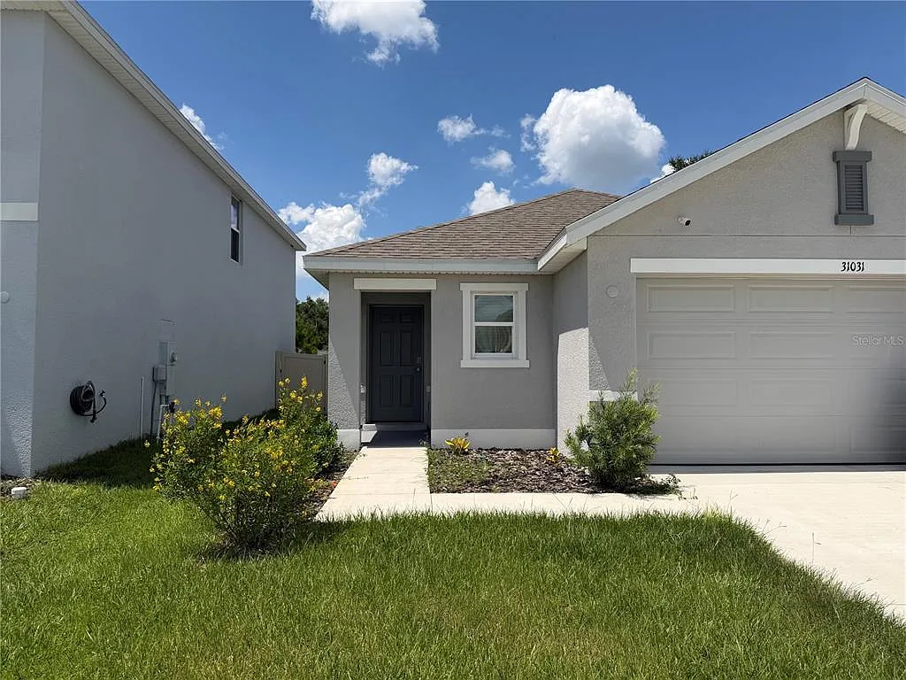 3 bed, 2.0 bath, 4694 sqft, $1,900 — Photo 2
