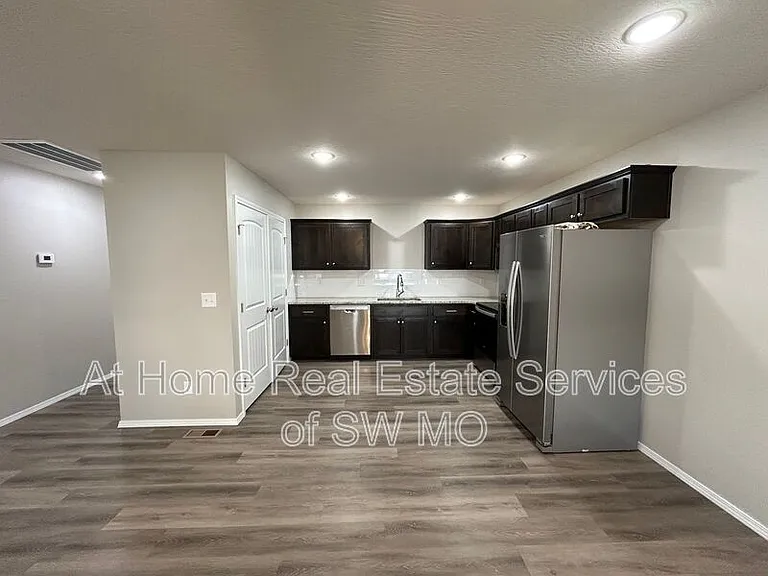 702 E Watermill Cir — Photo 3