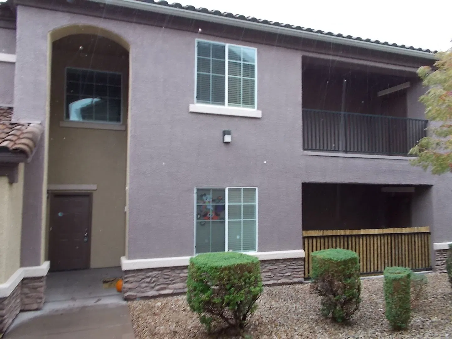 Spacious 2 Bedroom + Den, 2 Bath Condo in a Gated Community — Photo 2