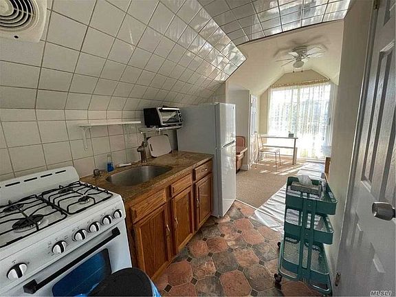 2nd image of 209 E Market St