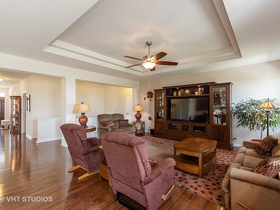2nd image of 557 Moorfield Ave