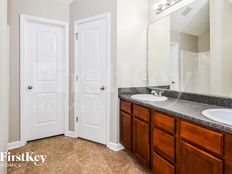 380 Pine Tree Dr — Photo 10