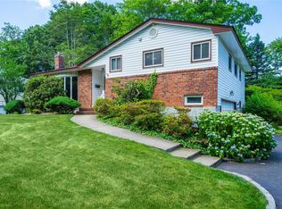 8 Huckleberry Ln, Oyster Bay, NY 11771