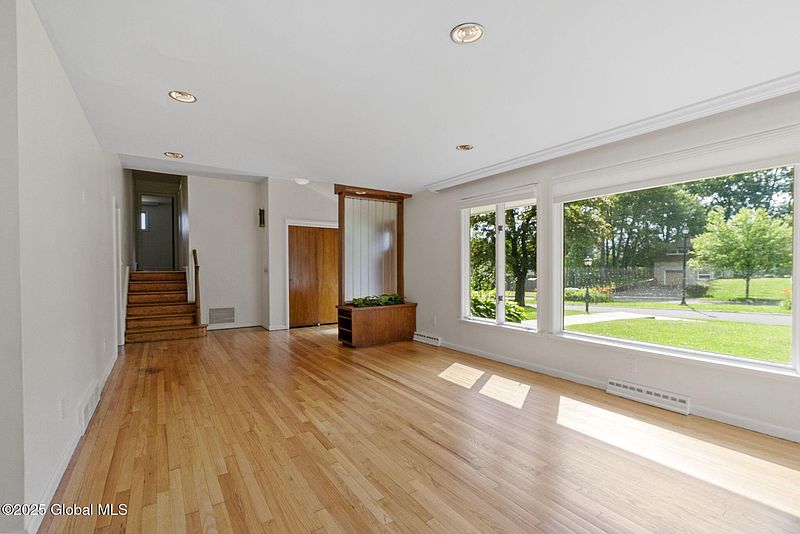 4th image of 315 S Main Avenue