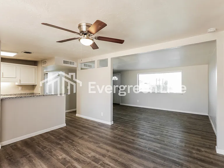 8056 E Victoria Dr — Photo 3