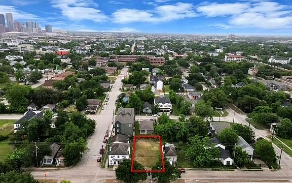 2nd image of 2705 Alabama St