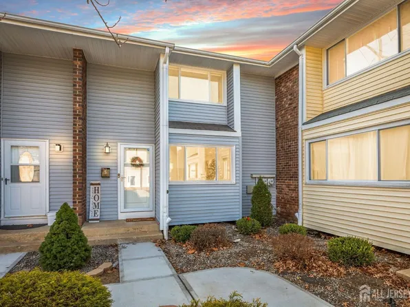 5 Quincy Cir, Dayton, NJ 08810