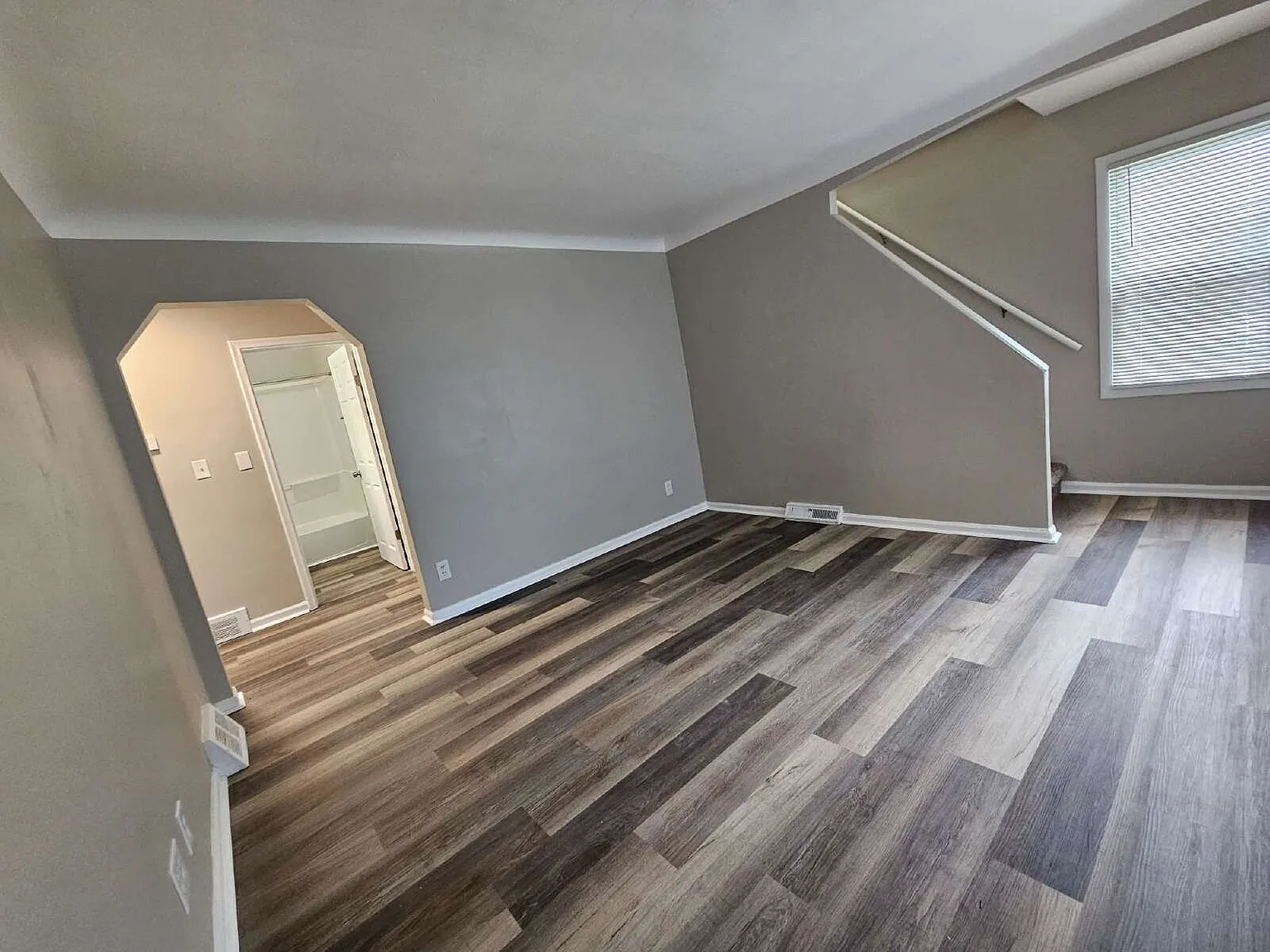 3 bed, 1.0 bath, 956 sqft, $1,400 — Photo 4